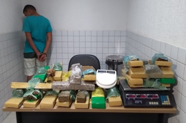 Polícia desarticula mais um ponto de venda de drogas e apreende quase